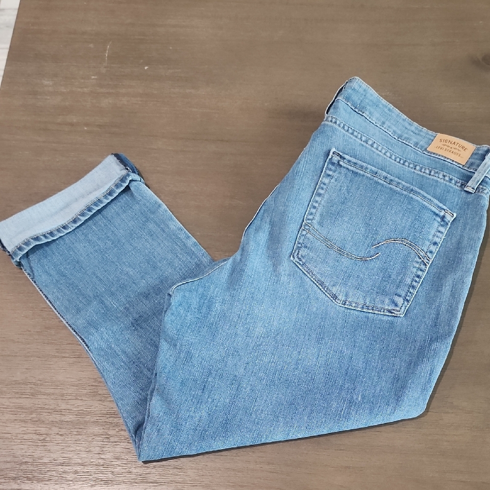 Signature by Levi Strauss Mid Rise Capri Jeans - Light Blue